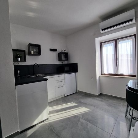 Apartments And Room Vela Senj  Buitenkant foto