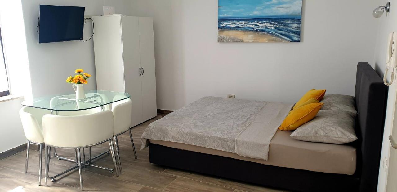 Apartments And Room Vela Senj  Buitenkant foto